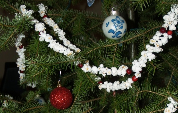 Come decorare lalbero di natale con i pop corn: lidea originale Decorare l albero di natale modo originale