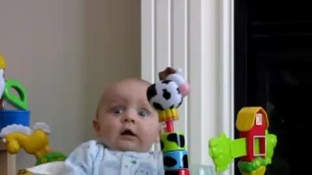 Bimbo si spaventa quando la mamma si soffia il naso