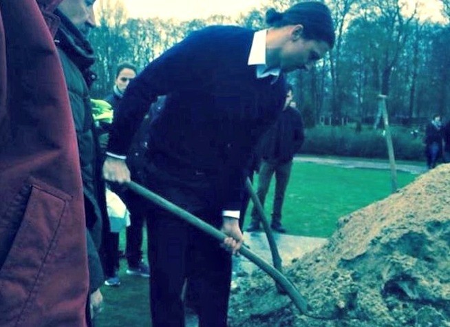 Zlatan Ibrahimovic prega sulla tomba di suo fratello Sapka