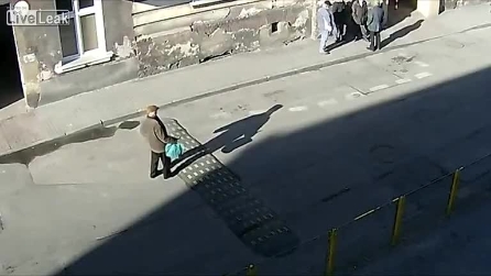 Non riesce a superare un piccolo dosso: ubriaco cade a terra