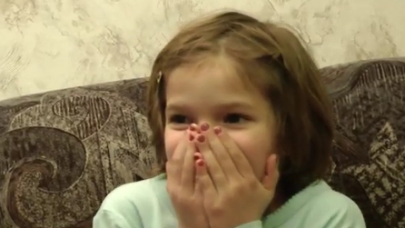 Rivedersi nel giorno della propria nascita: ecco la toccante reazione di una bambina