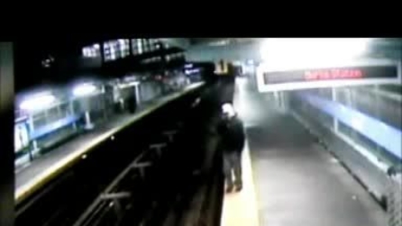 Parla al cellulare, si distrae e cade sulle rotaie della metropolitana