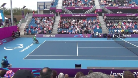 Scambi a tennis: colpo vincente dell'inglese e folla in tripudio