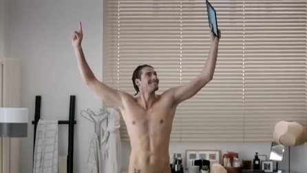Spot Edison-Camille Lacourt nudo in vasca da bagno