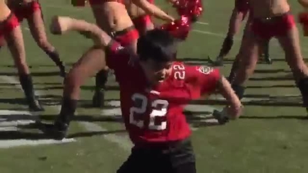 Bambino balla insieme alle cheerleaders: Gangnam Style e non solo