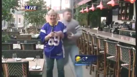 In diretta tv, travolta da un giocatore di football