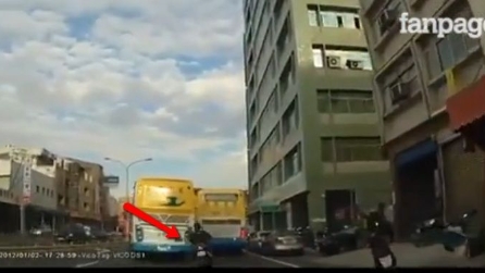 Scivola con lo scooter, finisce sotto un autobus