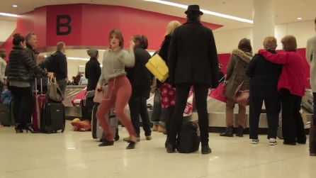 La ragazza che balla in aeroporto