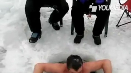 Dal ghiaccio viene fuori un uomo in costume ... Anzi due!