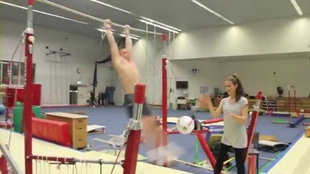 Ginnasta fa canestro mentre effettua le acrobazie