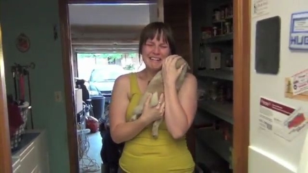 Sorprende ed emoziona la sua fidanzata con un cucciolo di cane