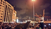 Istanbul, suggestivo concerto a Piazza Taksim, il pianista Davide Martello suona "let it be" e "imagine"