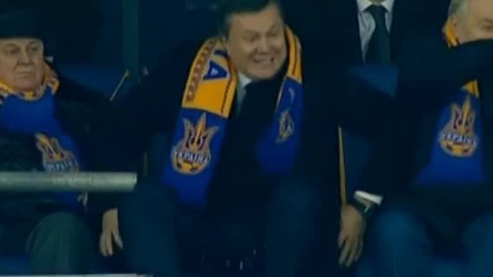 Presidente ucraino esulta ma resta incastrato al sediolino