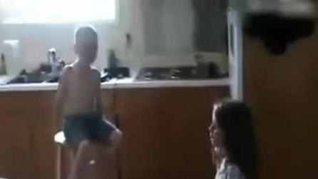 La bambina è decisa: "Voglio sposarti!", ma il bambino terrorizzato risponde: "Nooo"
