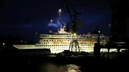 "Taglia e incolla" di una nave da crociera, bellissimo video in time-lapse