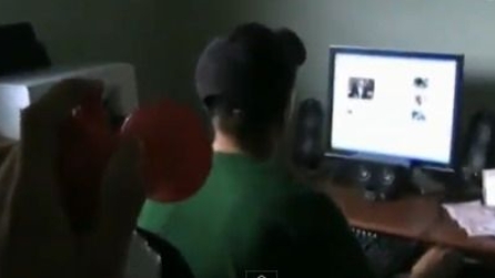 Sorpreso alle spalle, reagisce così male che...