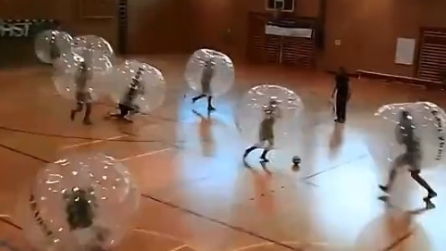 Calcio a 5 all'interno di una bolla, puro divertimento!