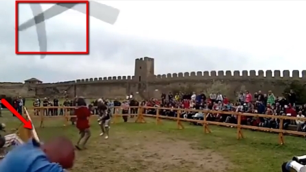 Una spada sfiora la sua testa mentre assiste alla tradizionale lotta medievale: la scena è unica