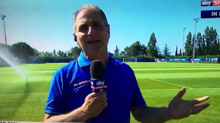 Il giornalista parla in tv: l'idrante lo "colpisce" in diretta