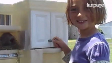 Mette la cucina giocattolo in giardino: ciò che nasconde al suo interno vi stupirà