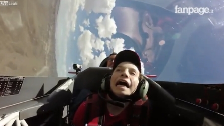 12enne al suo primo volo, gira a 360°: la sua reazione vi lascerà a bocca aperta