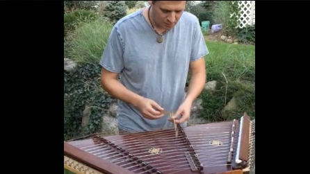 Batte sulle corde con dei martelli speciali: la melodia è semplicemente incantevole