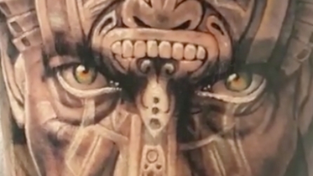 Sembra un vero volto, in realtà è un fantastico tatuaggio 3D