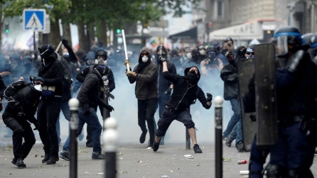 Francia, proteste contro jobs act: violenti scontri a Parigi tra polizia e manifestanti