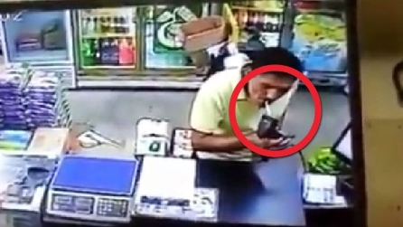 Tentare di accendere una sigaretta con un lettore di codici a barre