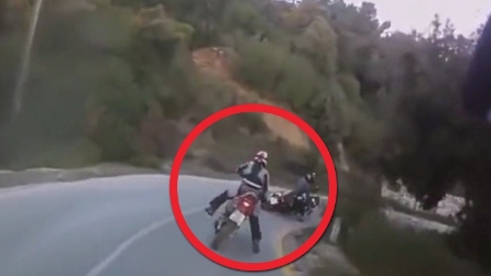 Cadono sulla stessa macchia d'olio, ecco lo spettacolare effetto domino