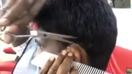 L'uomo che non ha bisogno del barbiere: riesce a tagliasi i capelli da solo