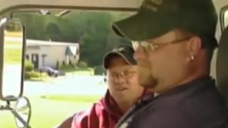 L'emozionante momento in cui due colleghi scoprono di essere fratelli