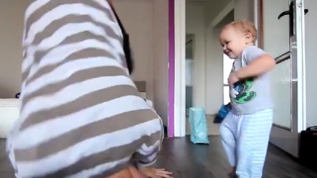 Bimbo sfida il papà in una simpatica gara di Hip Hop