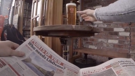 Sosta al pub per una birra, la simpatica parodia del Race The Tube a Glasgow