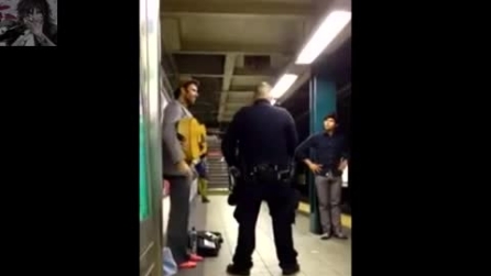 "Non puoi suonare", la polizia arresta il chitarrista in metro ma la gente lo sostiene