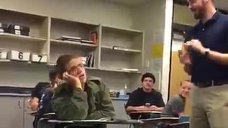 Mai addormentasi sui banchi di scuola