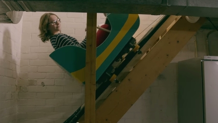 Acquirenti visitano la casa salendo sulle montagne russe, lo spot olandese