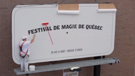 Muove uno spazzolone con la forza del pensiero? Il trucco c'è ma non si vede