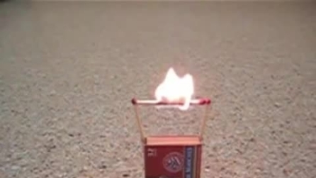 Il fiammifero sparisce nel nulla: trucco o magia?