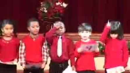 Bambini sbagliano la recita di Natale e cercano di rimediare così