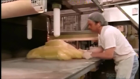 Il grosso ammasso di gelatina e zucchero si trasforma in gustose caramelle