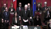 La gaffe del Presidente Mattarella: confonde i fogli del discorso e si scusa