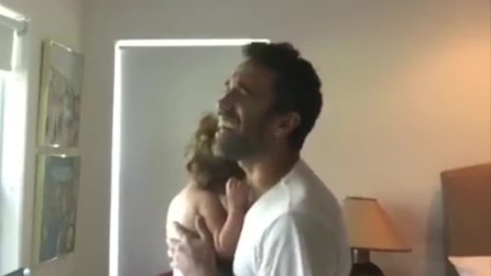 Il papà calma la figlia con la sua splendida voce
