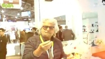 Beppe grillo mangia i dolci stampati in 3D: "Non ci sarà più bisogno di cuochi"