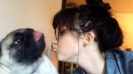Lei prova a baciarlo, ma il cane reagisce così