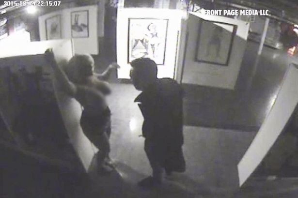 Coppia fa sesso in un museo e viene beccata dalle telecamere Coppia fa sesso in un museo e viene beccata dalle telecamere