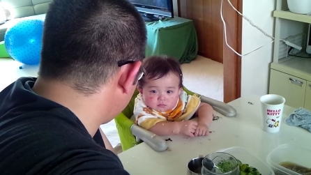 Suo padre gli dà a parlare ma guardate cosa fa questo piccolo