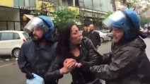 "Il tuo collega mi ha spaccato la testa a calci in faccia", la denuncia della manifestante