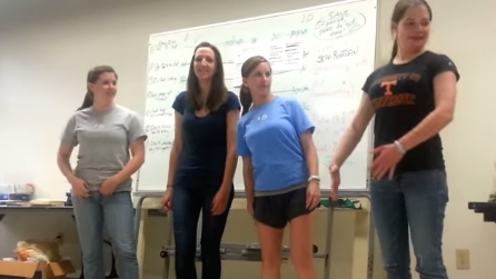 Sono in 4 di fronte a tutta la classe e sorprendono così i loro compagni