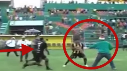 L'ultrà invade il campo per aggredire il suo compagno di squadra e lui lo difende così